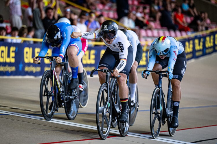 Clara Schneider (Mitte) meldete sich mit einem Doppel-Erfolg in Sprint und Keirin
eindrucksvoll in der Spitze zurück. (Bild: Arne Mill)