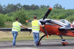 Spektakuläre Kunstflugmanöver: Deutsche Meisterschaft in Welzow startet