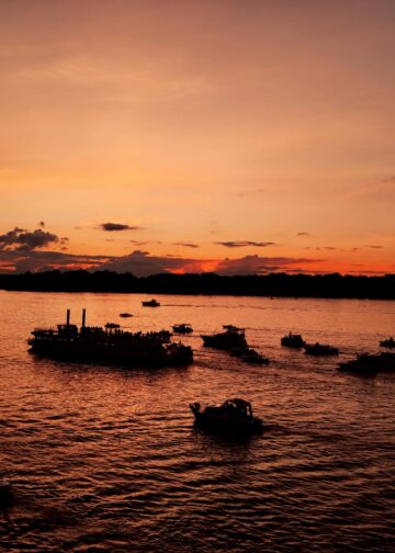 Boote auf dem Schwielochsee im Sonnenuntergang