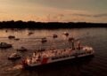 Ausflugsschiff mit Booten beim Bootskorso