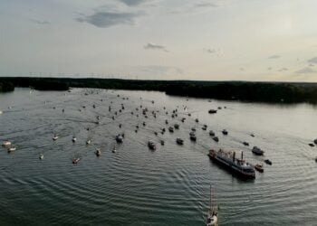 Geschmückte Boote beim nächtlichen Bootskorso auf dem Schwielochsee in Goyatz