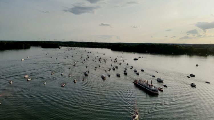 Geschmückte Boote beim nächtlichen Bootskorso auf dem Schwielochsee in Goyatz