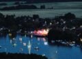 Beleuchtete Boote und Festgelände bei der Nacht der 1000 Lichter in Goyatz