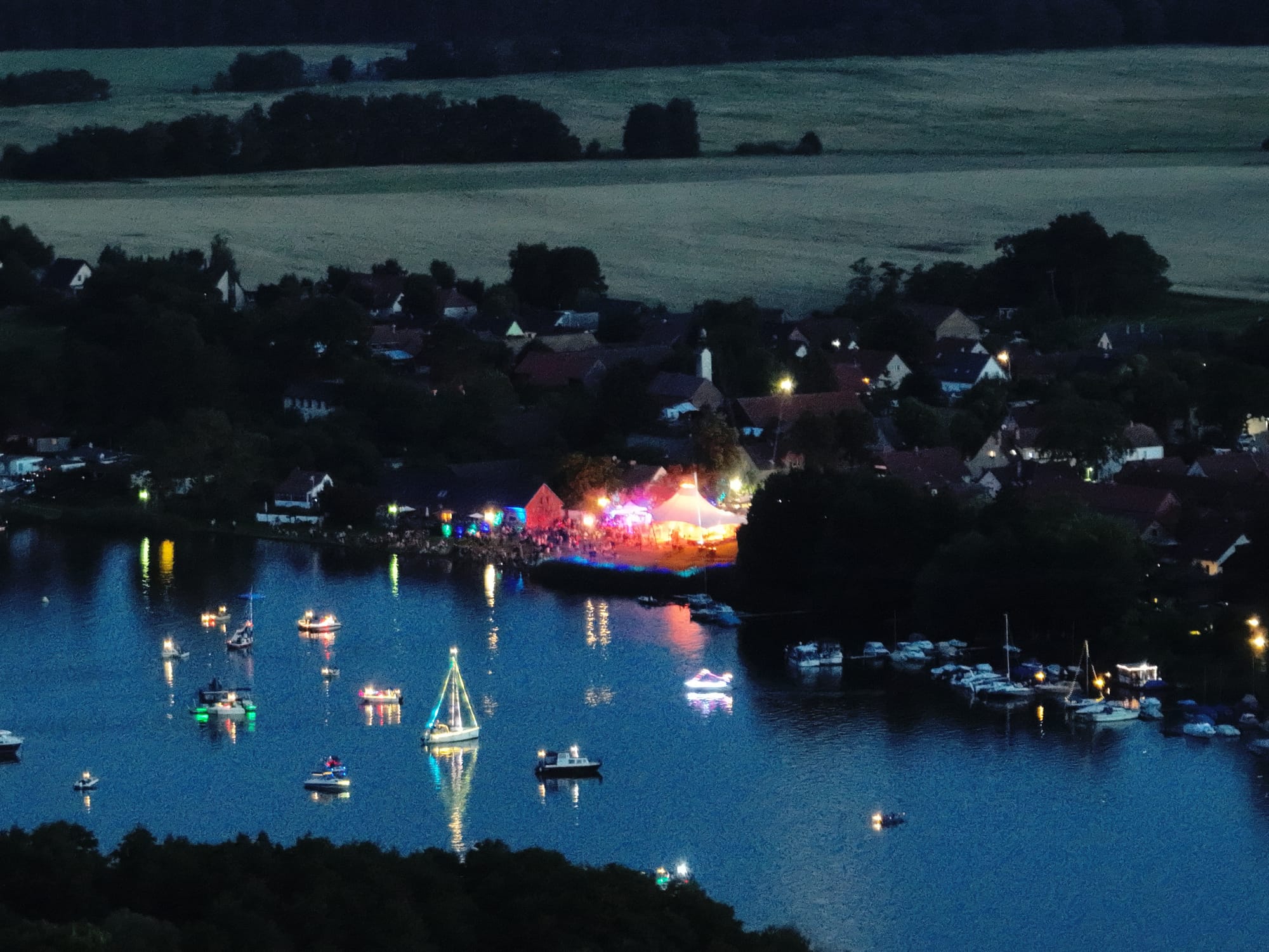 Beleuchtete Boote und Festgelände bei der Nacht der 1000 Lichter in Goyatz