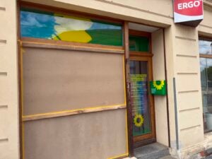 Fenster zerstört, Flagge geklaut: Angriff auf „Grünen Laden“ in Cottbus