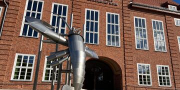 Backsteinfassade des Stadthauses in Cottbus mit Skulptur auf dem Vorplatz