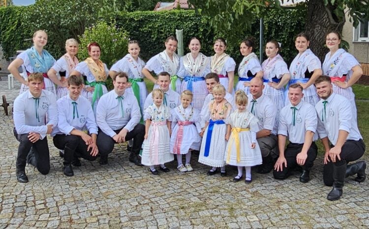Wendische Trachtengruppe beim Ströbitzer Erntefest