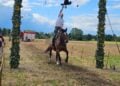 Reiter greift beim Hahnrupfen in Ströbitz nach dem Kranz