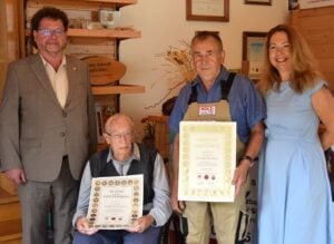 Zwei Tischlergenerationen aus Gahry mit Jubiläums-Meisterbriefen geehrt