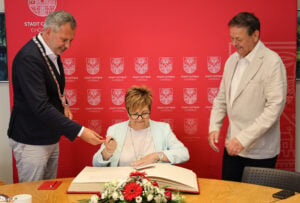Stadt Cottbus ehrt Dr. Cornelia Schmidt mit Eintragung ins Goldene Buch