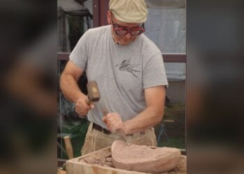 Bauernmarkt Burg: Steinmetz- und Bildhauermeister Sven Dahlitz zeigt sein Handwerk