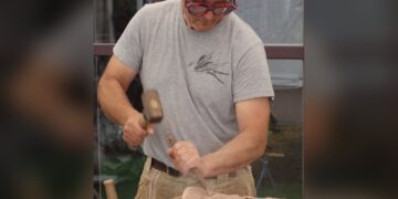 Bauernmarkt Burg: Steinmetz- und Bildhauermeister Sven Dahlitz zeigt sein Handwerk