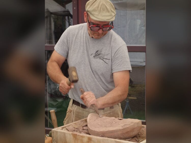 Bauernmarkt Burg: Steinmetz- und Bildhauermeister Sven Dahlitz zeigt sein Handwerk