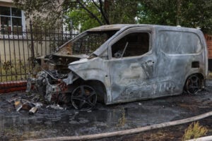 Auto in Guhrow komplett ausgebrannt. Insassen retten sich durch Sprung
