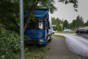 Medizinischer Notfall: LKW fährt über Kreisverkehr in Lauchhammer