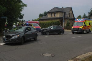 Zwei Verletzte bei Autounfall an Kreuzung in Forst