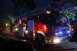 Nebengelass in Zeuthen in Flammen. Eine Person leicht verletzt