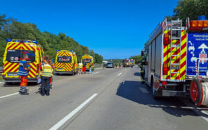 Vier Autos involviert: Zwei Verletzte bei Unfall auf der A10
