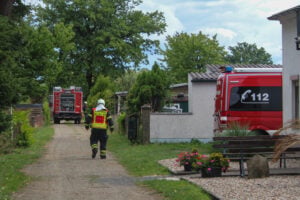 Feuerwehreinsatz in Forst: Rauch dringt aus Gartenlaube
