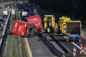 Aufwendige LKW-Bergung sorgte für stundenlange Sperrung bei Staakow