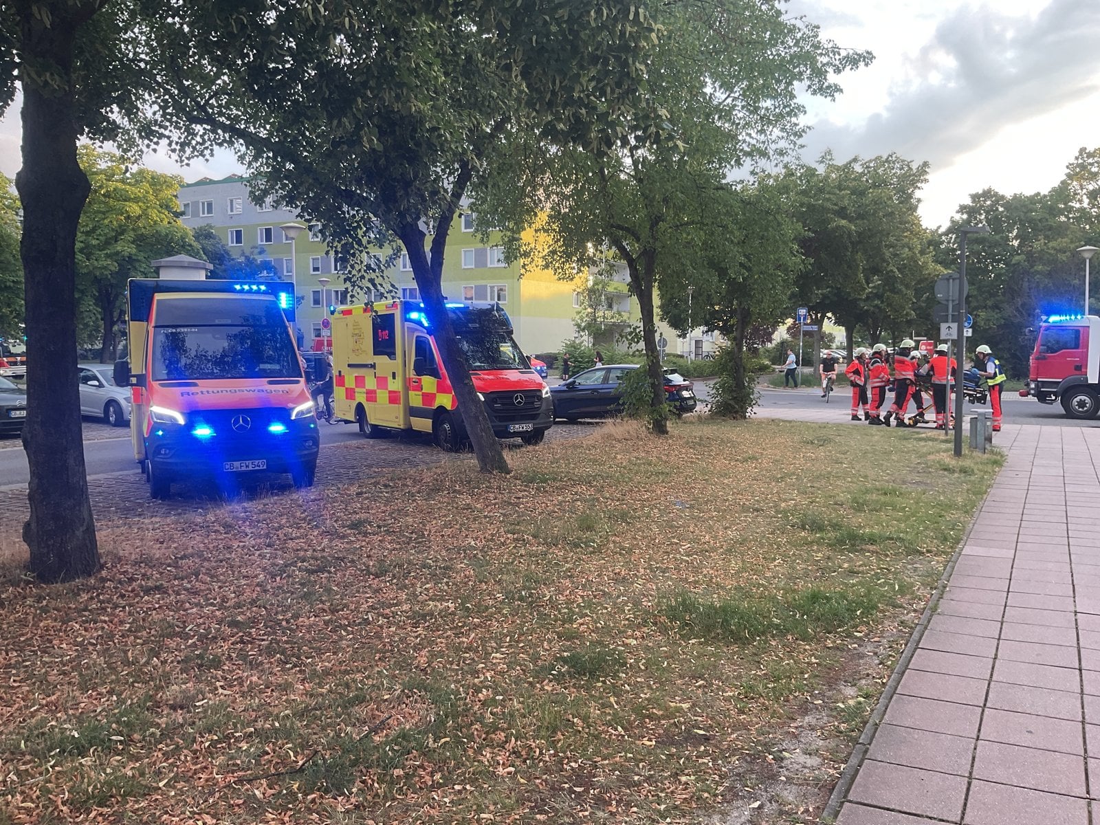 Feuerwehrfahrzeuge vor dem Pflegeheim in Ströbitz