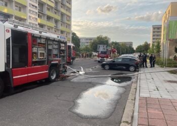 Einsatzkräfte der Feuerwehr am Pflegeheim in Cottbus-Ströbitz