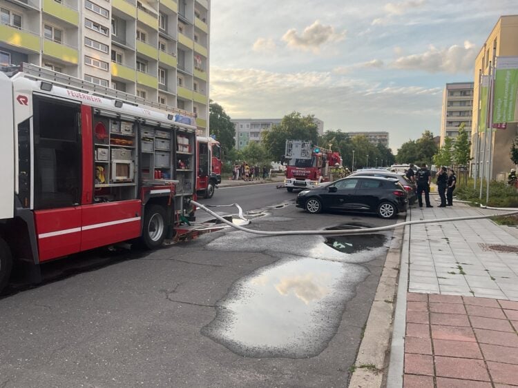 Einsatzkräfte der Feuerwehr am Pflegeheim in Cottbus-Ströbitz