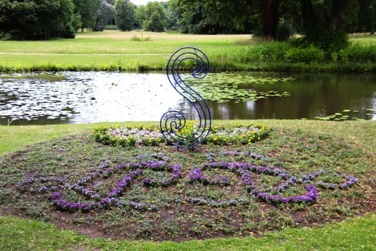 Branitzer Park: Sommerbepflanzung des Kronenbeets mit dem Schnucke-S