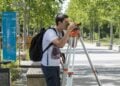Bauingenieurwesen an der BTU: Studierender bei einer Vermessungsübung