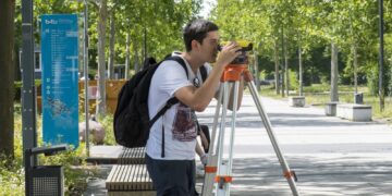 Bauingenieurwesen an der BTU: Studierender bei einer Vermessungsübung
