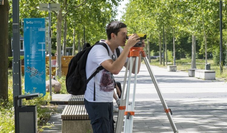 Bauingenieurwesen an der BTU: Studierender bei einer Vermessungsübung