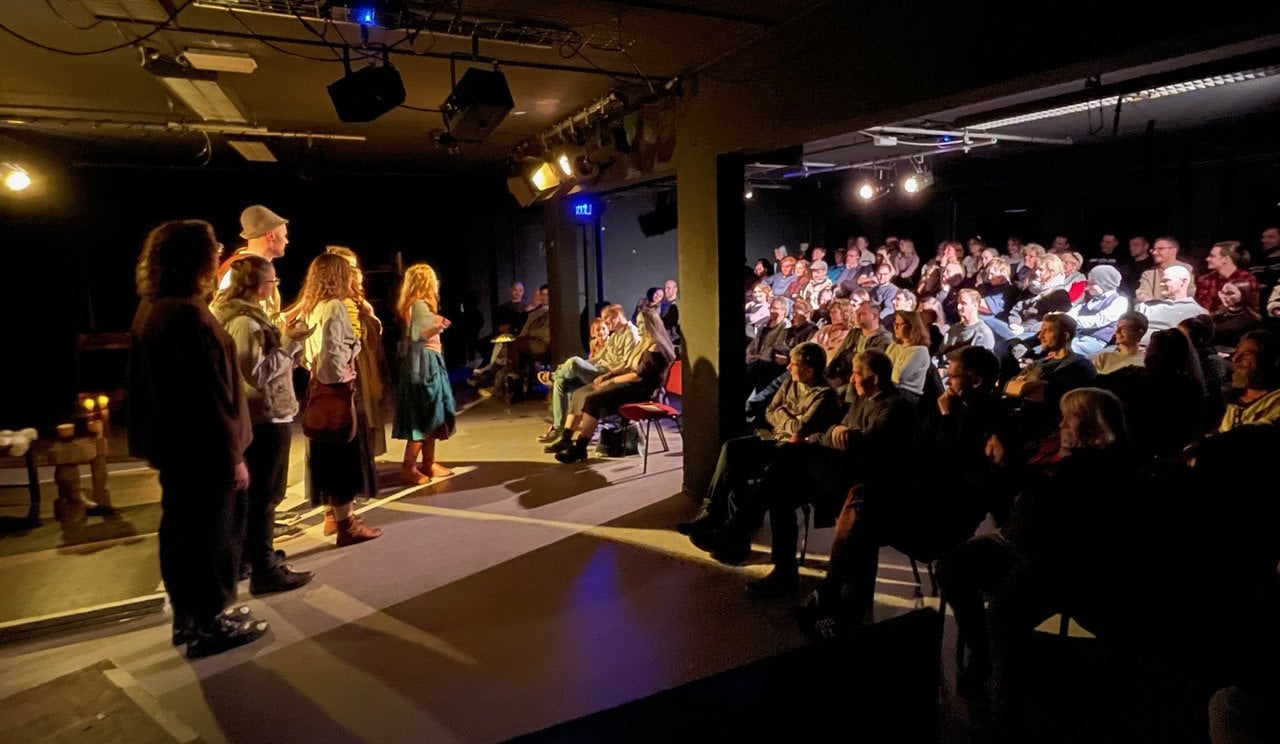 Die Improvisationstheatergruppe Rabota Karoshi auf der Bühne