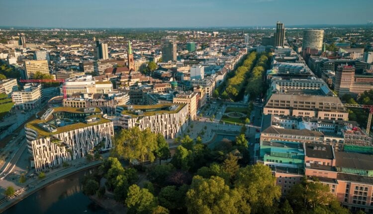 Stadtpanorama am Wasser