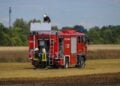 Löschfahrzeug der Feuerwehr am Feldbrand in Spree-Neiße