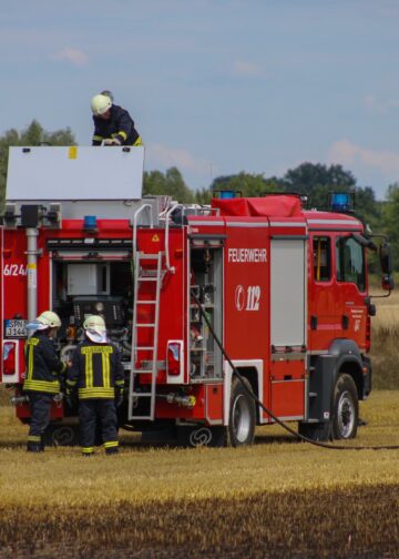 Löschfahrzeug der Feuerwehr am Feldbrand in Spree-Neiße
