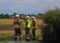 Einsatzkräfte der Feuerwehr am Feldbrand
