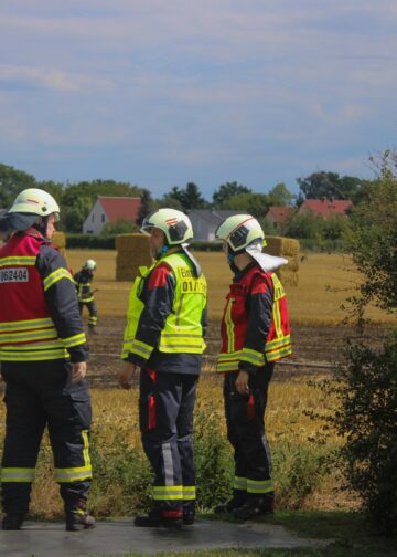 Einsatzkräfte der Feuerwehr am Feldbrand