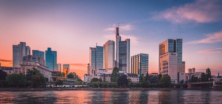 Skyline und Museumsufer in Frankfurt am Main