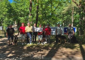 Hundesportverein Forst: Scheckübergabe durch die Volksbank Spree-Neiße