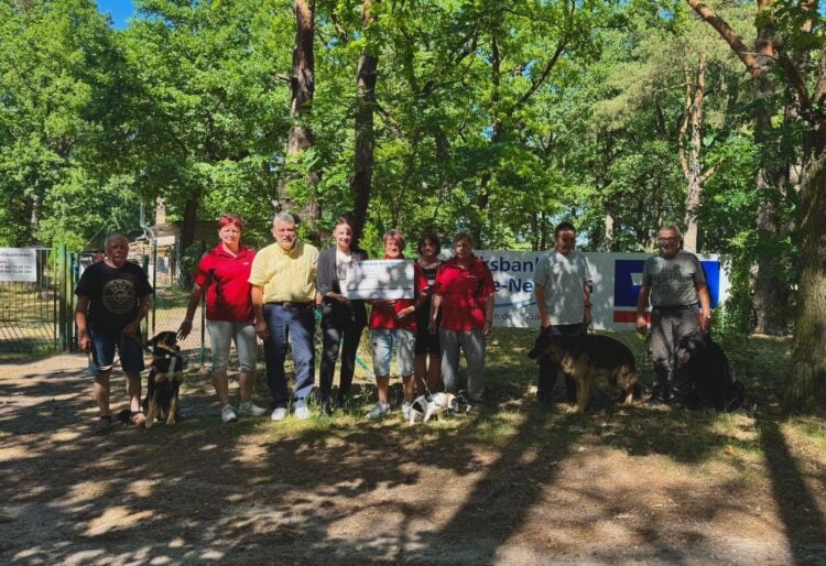 Hundesportverein Forst: Scheckübergabe durch die Volksbank Spree-Neiße