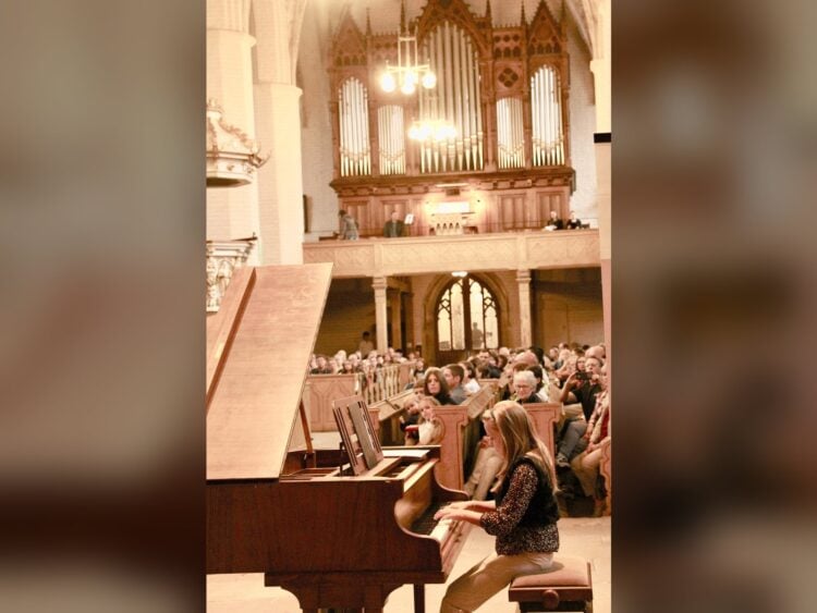 Pianistin Kimberly Dohmel beim Schuljahresabschluss der Kreismusikschule