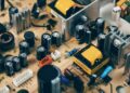 Nahaufnahme einer elektronischen Platine mit Chips und Bauteilen