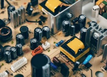 Nahaufnahme einer elektronischen Platine mit Chips und Bauteilen