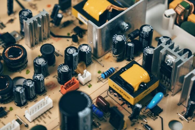 Nahaufnahme einer elektronischen Platine mit Chips und Bauteilen