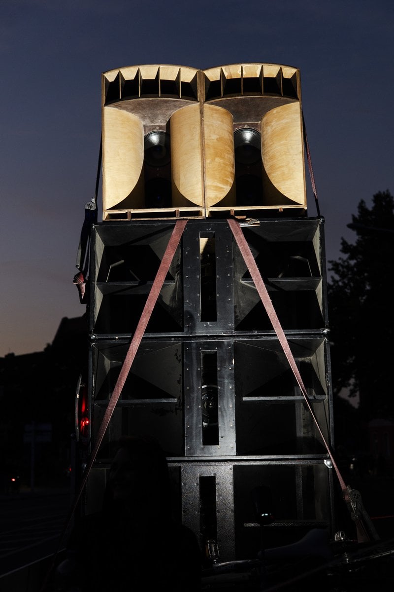 Soundsystem eines Musikwagens bei der Nachttanzdemo Cottbus