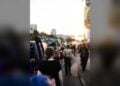 Nachttanzdemo Cottbus: Teilnehmende ziehen tanzend durch die Stadt