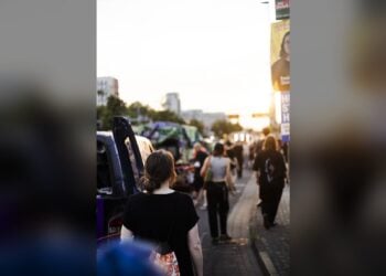 Nachttanzdemo Cottbus: Teilnehmende ziehen tanzend durch die Stadt