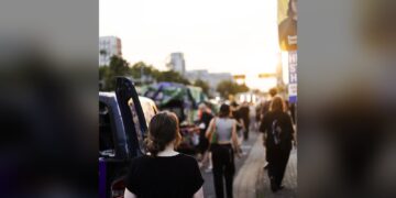 Nachttanzdemo Cottbus: Teilnehmende ziehen tanzend durch die Stadt