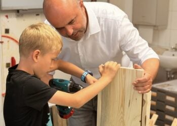 Kinder bauen Nistkästen gegen den Eichenprozessionsspinner (Symbolbild)