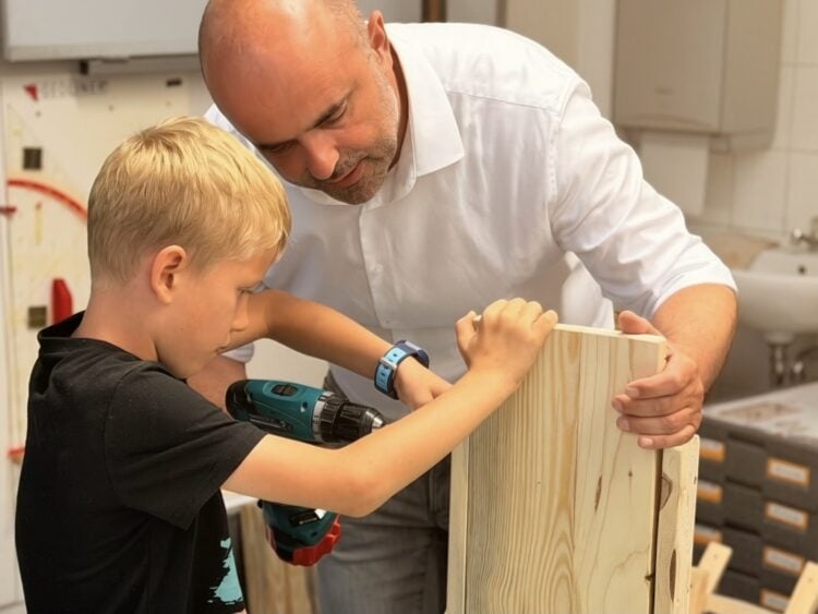 Kinder bauen Nistkästen gegen den Eichenprozessionsspinner (Symbolbild)